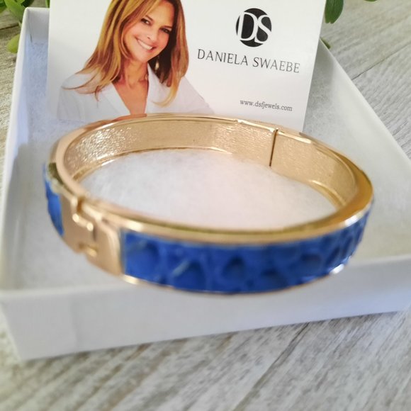 Daniela Swaebe Zaffre Blue Crocodile Inlay Thin Hinge Bangle - Goldtone, New! - Picture 3 of 16